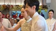 董璇二婚近况曝光，脸肿又垮聊婚礼没人理，老公歪嘴被嘲装嫩还能演