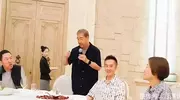 56岁黄志忠携柯蓝出席好友聚会，70岁张国立罕见亮相状态佳！