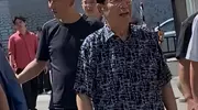 李双江现身哈尔滨，身形瘦小佝偻，头发稀疏，86岁仍受欢迎被围拥