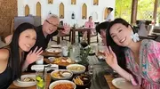张庭一家美国团聚，16岁女儿煮麻辣烫超绝，弟弟洗盘子似小老头