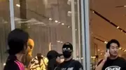 偶遇汪峰带森林北买包 两人搂腰逛街好粘人 看来汪峰这次是真心了