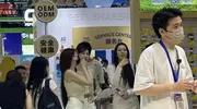 叶珂和朋友去看宠物展，一头长发柔顺飘逸，产后身体恢复得超好