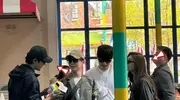 麦迪娜一家四口逛环球影城，姜潮甜宠女儿睡觉！一双儿女颜值爆表