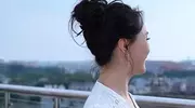 王艳带大家参观她家豪宅，还晒出儿子八块腹肌照，染黄头发变化大