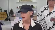 黄子韬亲自讲解卫生巾，他真的好认真好可爱，合伙人在旁边傻笑