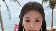 47岁刘涛为宠粉下海，碧海蓝天中这一幕太圈粉