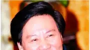 他6岁成为孤儿，因长相酷似毛主席，被叶剑英选中，后来名声大噪