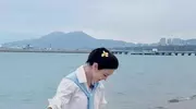 龙洋三亚度假照流出，35岁状态引热议，酒窝笑容太治愈