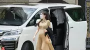 方媛挺八月孕肚接送女儿，身高看着也就155cm左右，素颜有点憔悴