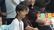 邓超父子与姚明同场观赛，三人坐姿神似WiFi信号，孙俪意外抢镜