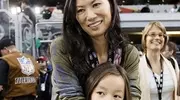 邓文迪小女儿22岁了，又高又瘦五官像默多克，高颧骨和神情像妈妈