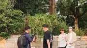 何炅彭昱畅现身乌镇，51岁何炅阔腿裤配小包，打扮得比彭彭还年轻