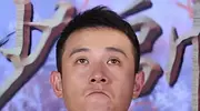 文章：从“裸婚”爆红到剧场躲骂，一步错步步难的人生困局。