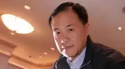 结婚年，74岁王石老态尽显，44岁田小姐却依旧美艳