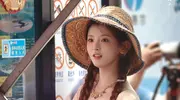 杨超越近期综艺路透曝光，度假风美出新高度，精致洋娃娃既视感！