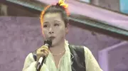 田震现身演出，近照身材发福变胖，唱功不减当年气场十足