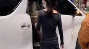 周冬雨机场被偶遇，走路驼背抻头体态差，肚子比胸还凸出好抢镜