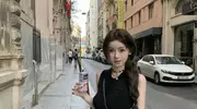 王思聪带女友富士急游玩，懒懒露美背显豪放！思聪穿粉色鞋太抢眼