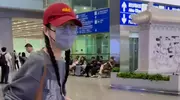 刘雯恋爱后“爱上双麻花”！机场带火“灰色卫衣+阔腿牛仔裤”！