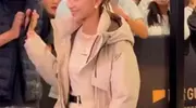 何超莲现身沈阳活动，现场生图曝光。靴子好丑！