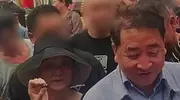 75岁姜昆在新疆逛集市，62岁戴志诚 穿搭时髦 罕见亮相！