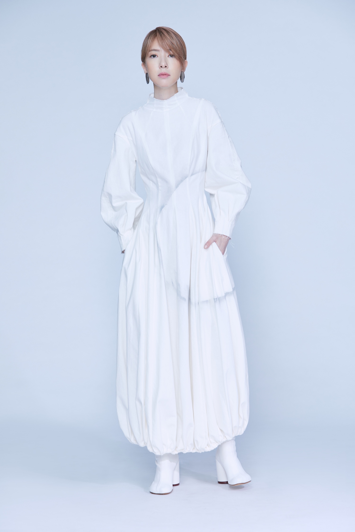 路嘉欣睽违17年发新歌与吴青峰联手创作拥抱黑暗面