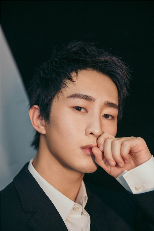 演员宋文作亮相搜狐时尚盛典 黑衣白底温暖京城冬夜 眼界,放眼世界