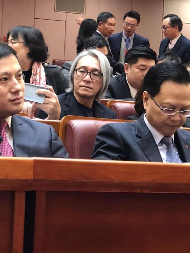与周星驰电影二十年相伴，我的少年时光已逝，你却满头白发
