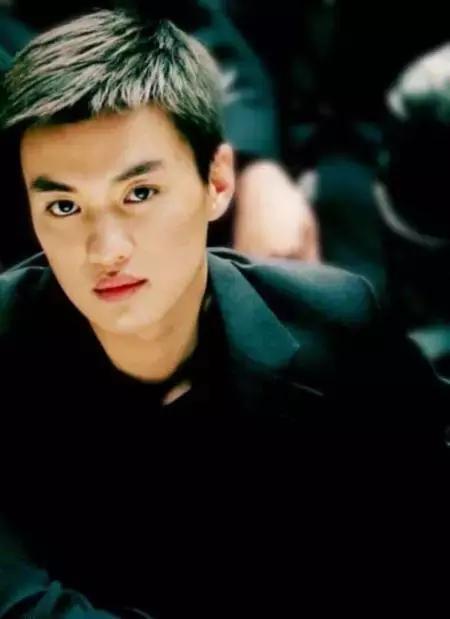 饰演作家海岩监狱题材剧《深牢大狱》中的男主角刘川,这个时候周一围