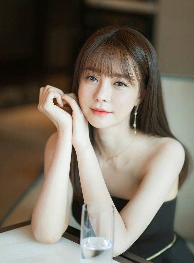 沈梦辰晒爸妈恩爱合照网友沈妈妈简直就是几十年后的沈梦辰