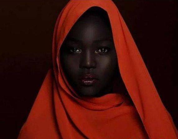 非洲小姐姐被称世界最黑,身材五官,让人直呼女神