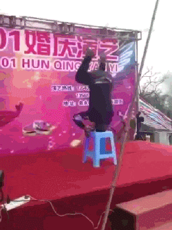 GIF搞笑趣图:别装了,快点站起来吧!情况有点不对劲啊! - 360娱乐,你开心就好