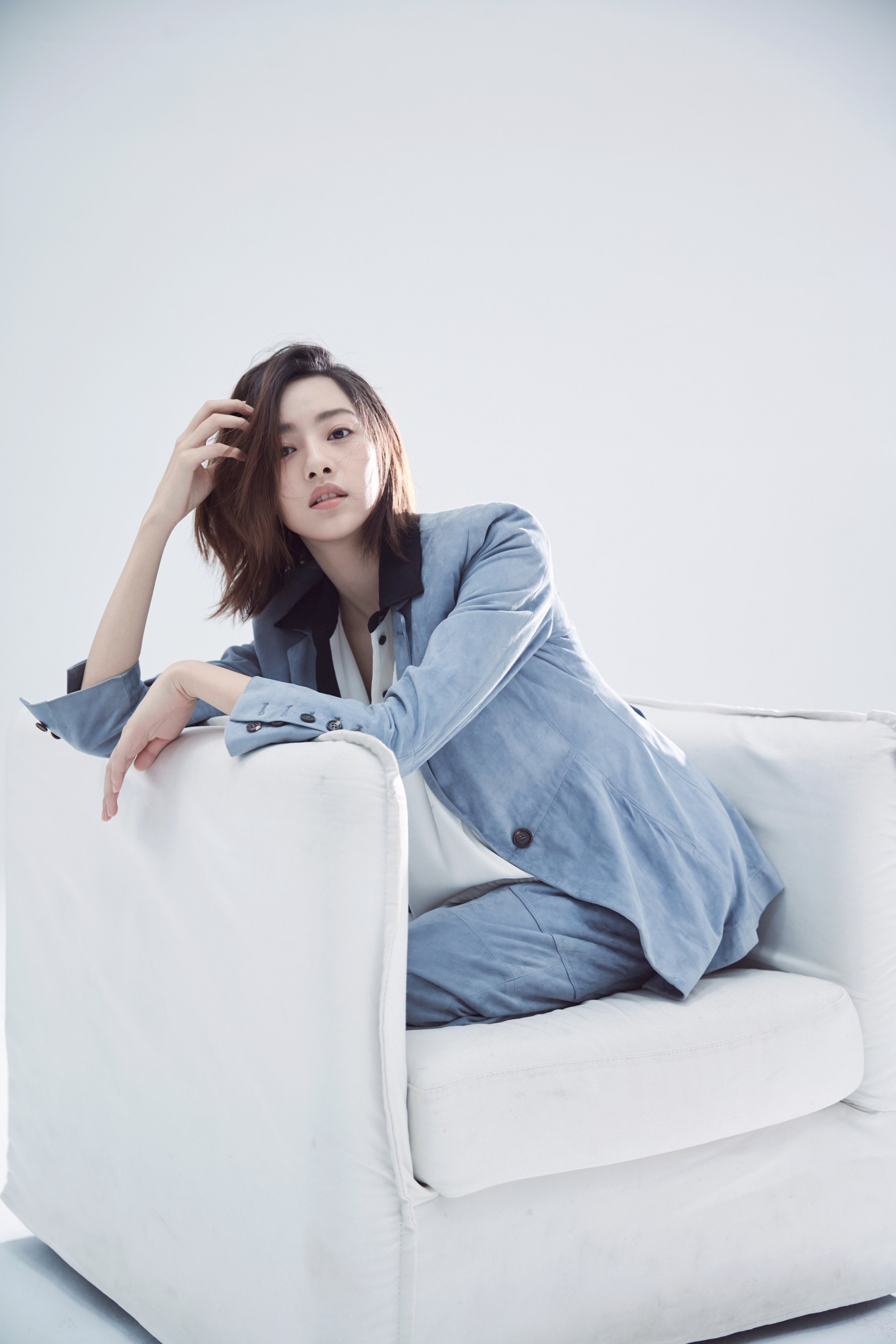 张艺上ol风写真时尚摩登 眼神纯净演绎文艺清新范儿