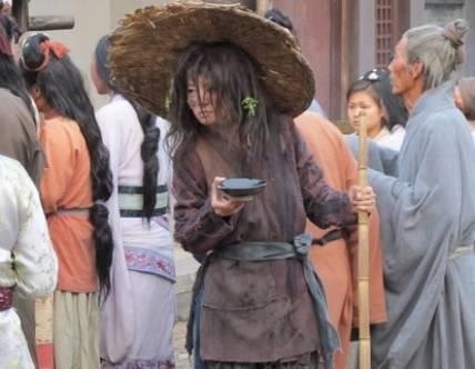 女星乞丐造型谁最逼真赵丽颖敬业关晓彤眼神戳心