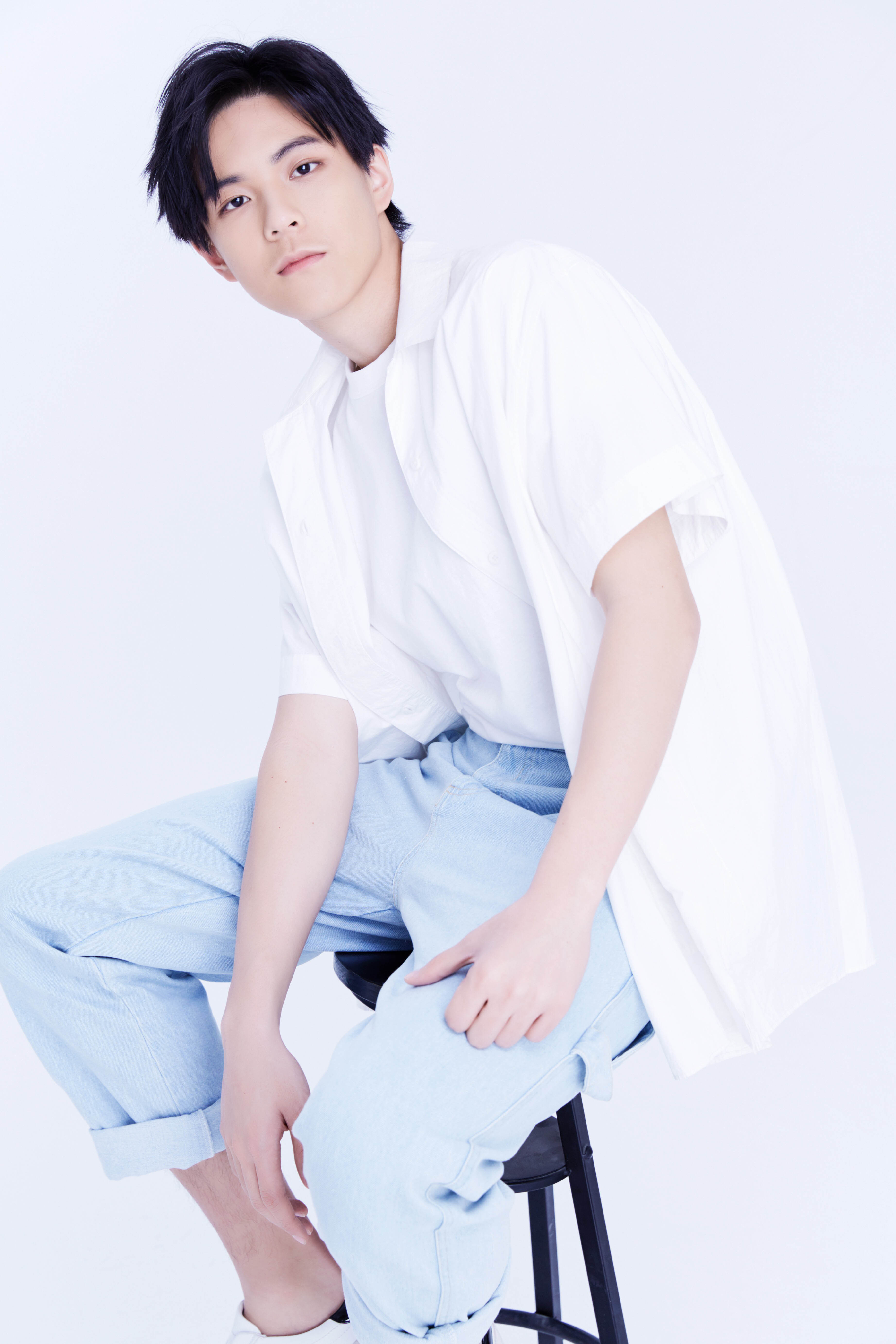 今日,卓尔文化旗下签约新人演员王熙元首度曝光夏日写真组图.