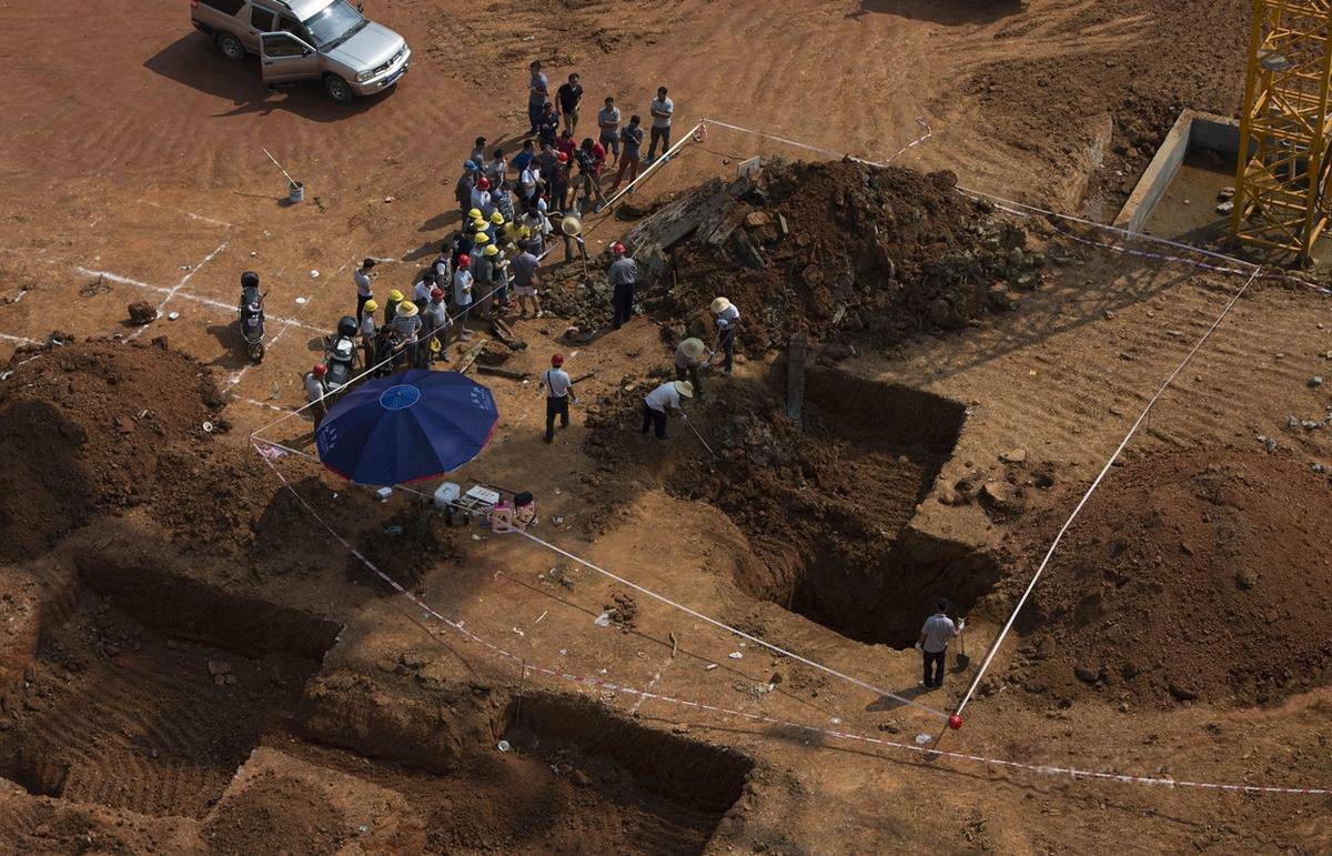 工人挖出千年古墓进入墓室后考古专家都惊讶了