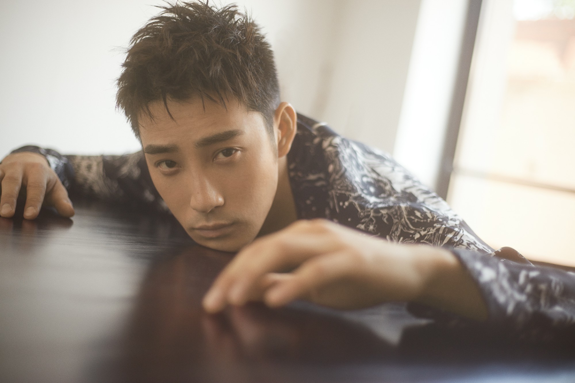 庞瀚辰最新写真曝光气质慵懒胸肌隐现简直苏炸了