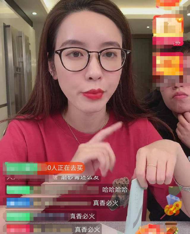据了解,目前张大奕"小三事件"持续升级,蒋凡夫人亲自开撕张大奕,并