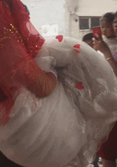 新郎,看来你真的是缺乏锻炼,都还没用到地方,新娘就扔了哥们,你这没女