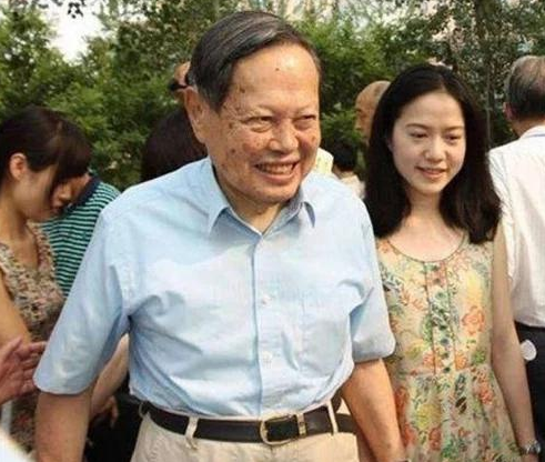 杨振宁带小54岁娇妻泡温泉照片曝光 甜蜜牵手步履稳健