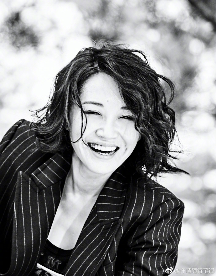 许晴身穿风衣拍黑白写真短发亮眼露齿甜笑梨涡醉人