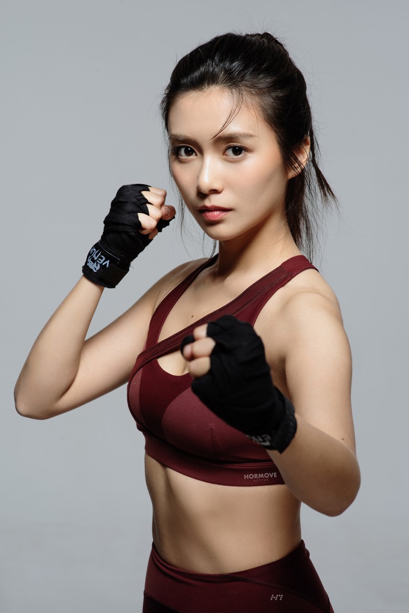 演员俞思远时尚大片曝光立秋日更博提醒网友贴秋膘也要不忘运动