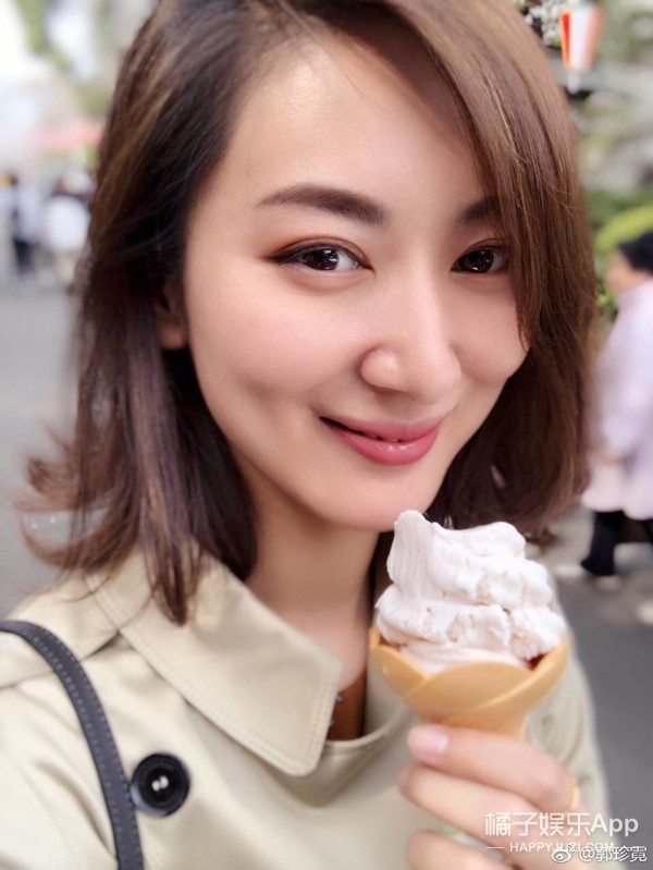 樱花树下的合影很可爱了!小姐姐的穿衣风格很佛系啊!这素颜怎样?