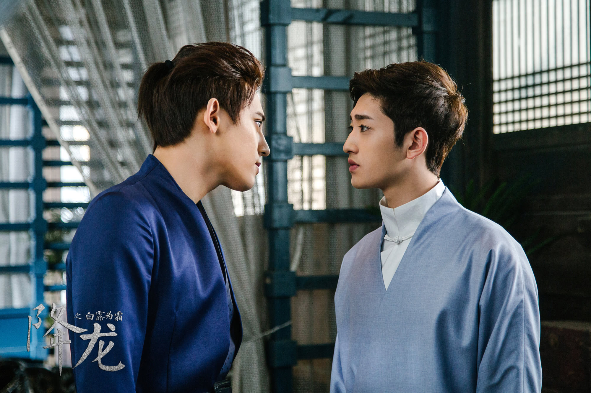 民国初年,白大帅一家惨遭满门屠杀,他年幼的儿子白露生幸免于难,被送