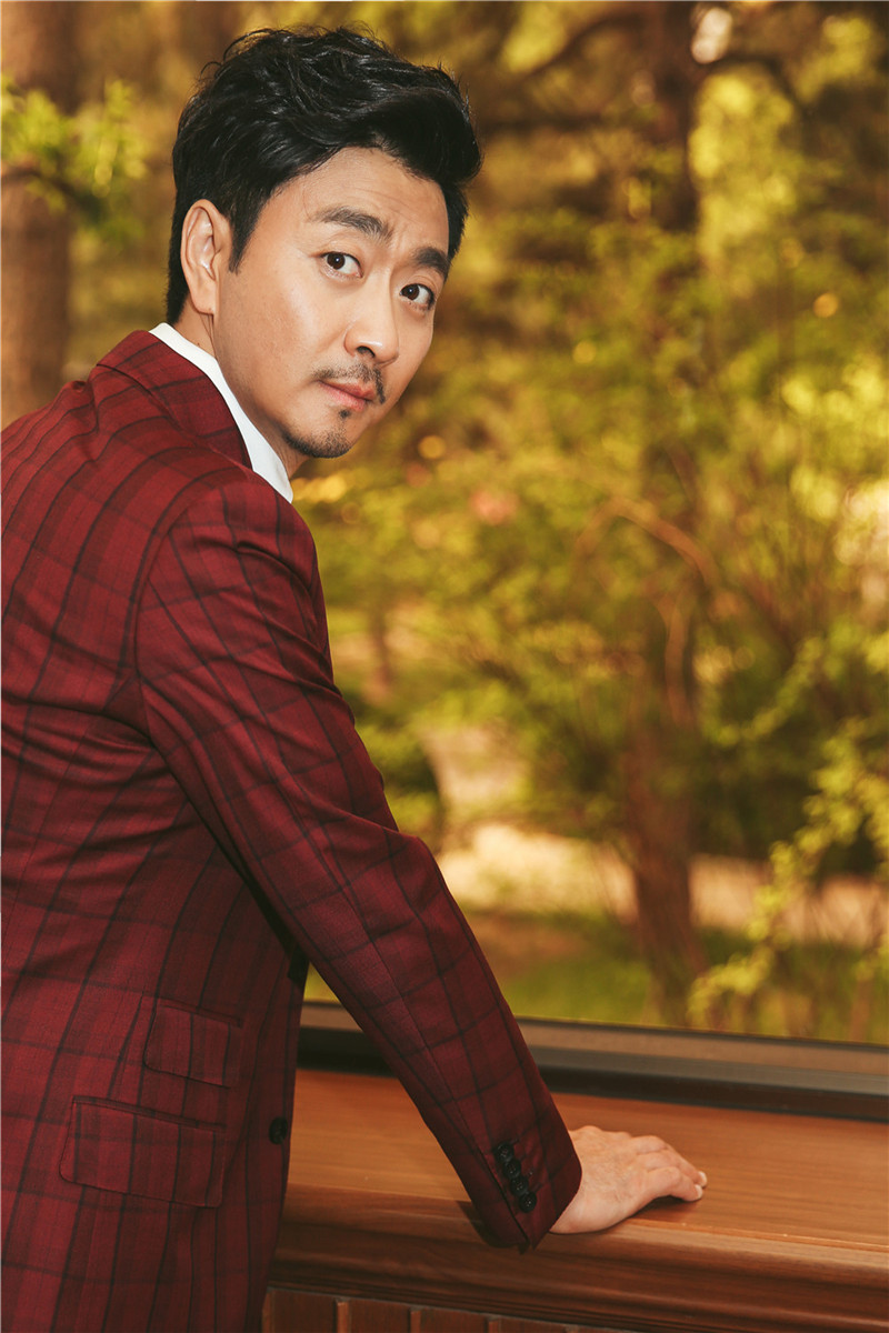 黄俊鹏变身民国绅士再现时代芳华