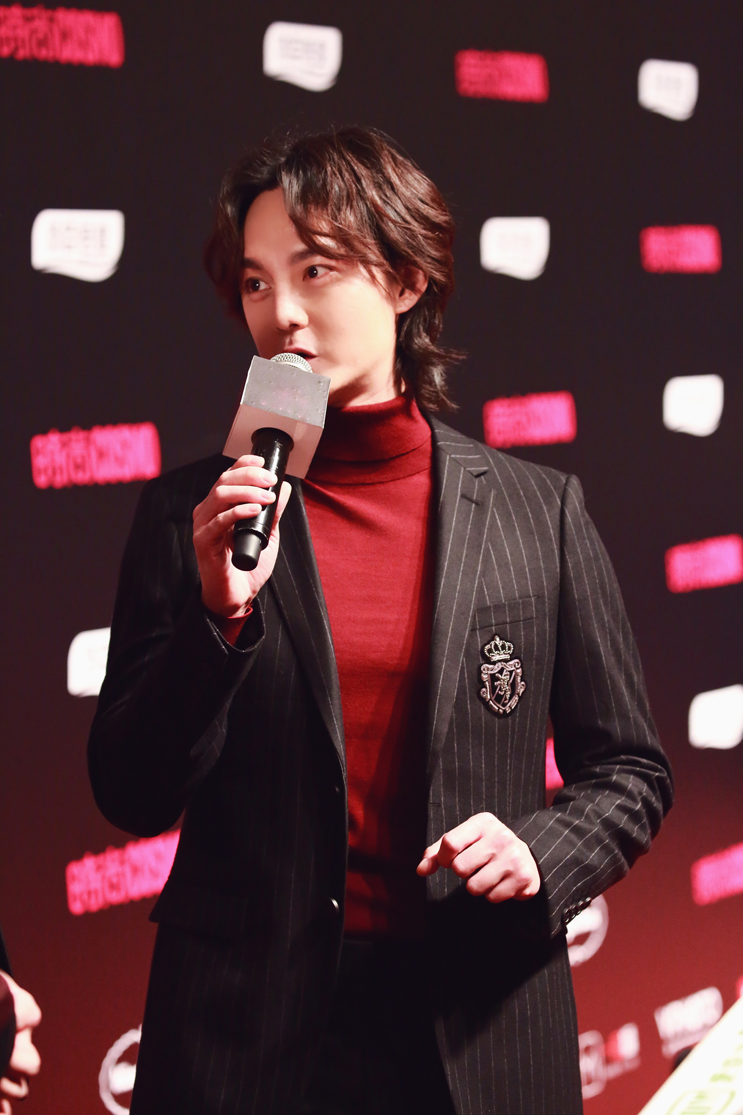 尹正出席cosmo时尚盛典 红毯比心与翟天临"疯狂互夸"