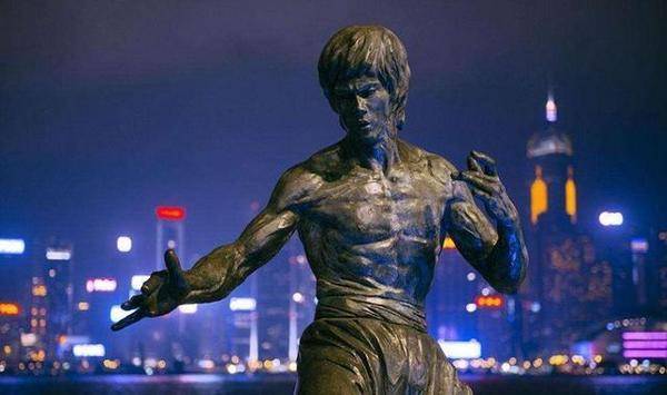 很多表演者一做摸鼻子这个动作,观众就可以判断出他是在模仿李小龙