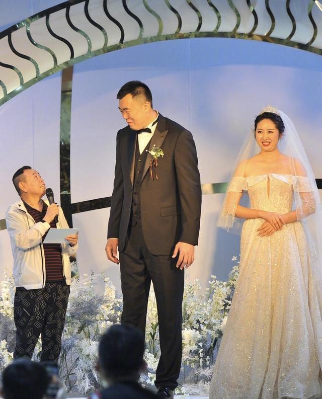 潘长江现身球星韩德君的婚礼父子再次同框上演最萌身高差