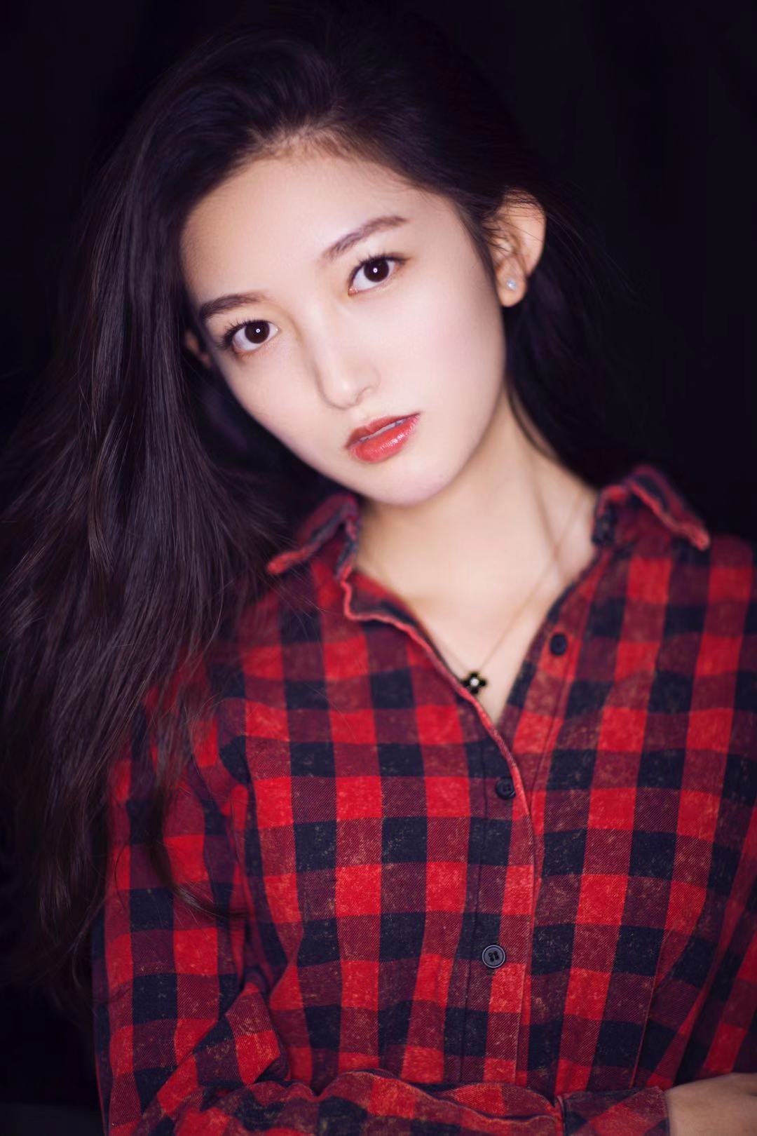 张晗七月与安生巧遇梁靖康公园写生大表爱意引网友热议