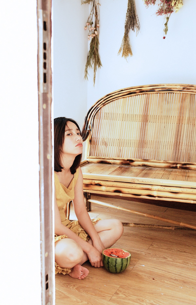 董晴夏日凉爽特辑展现大哥式吃西瓜